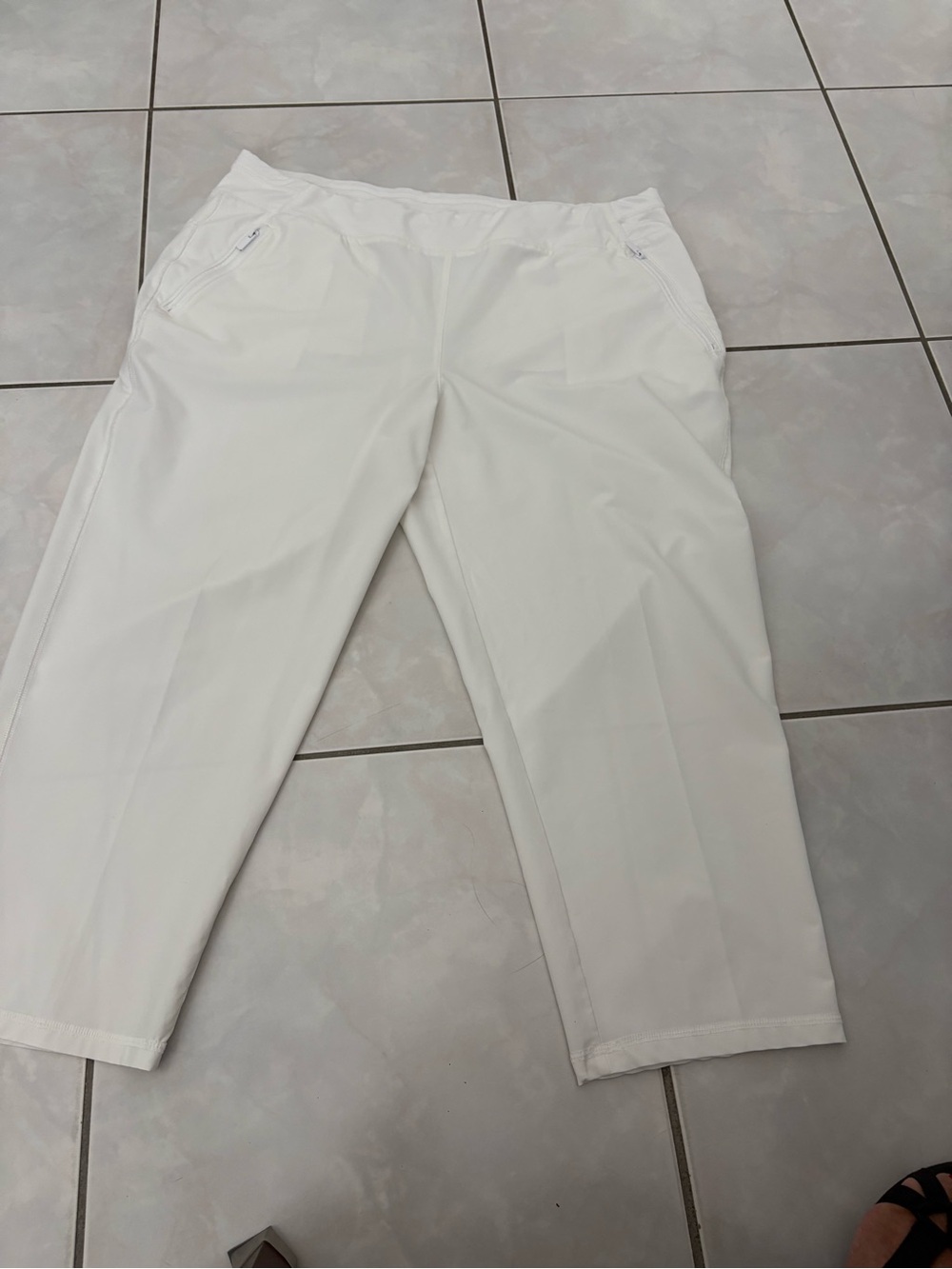 Chico's White Stretch Comfort capris